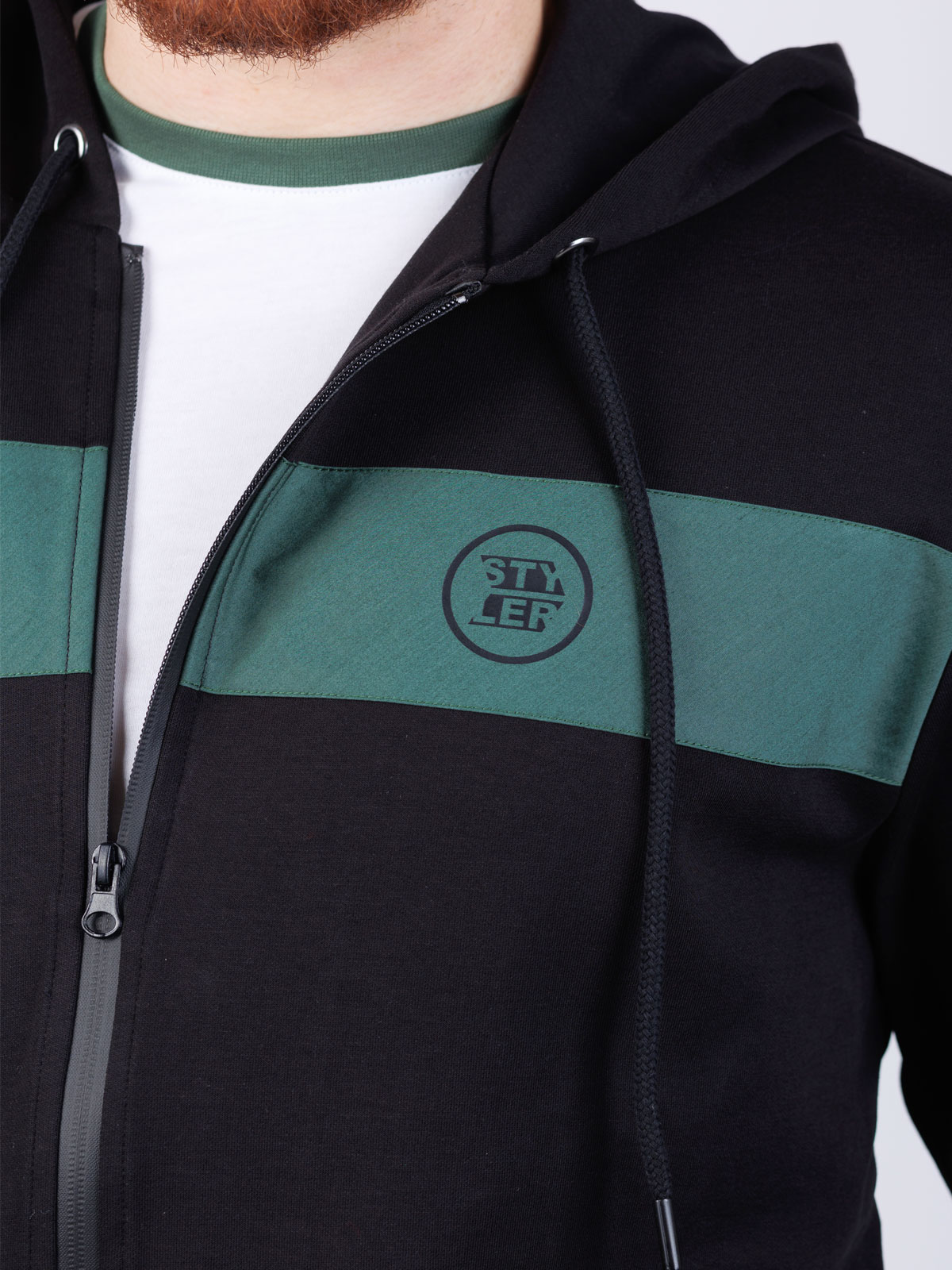 Sweatshirt in black with green stripe - 28115 € 44.43 img2