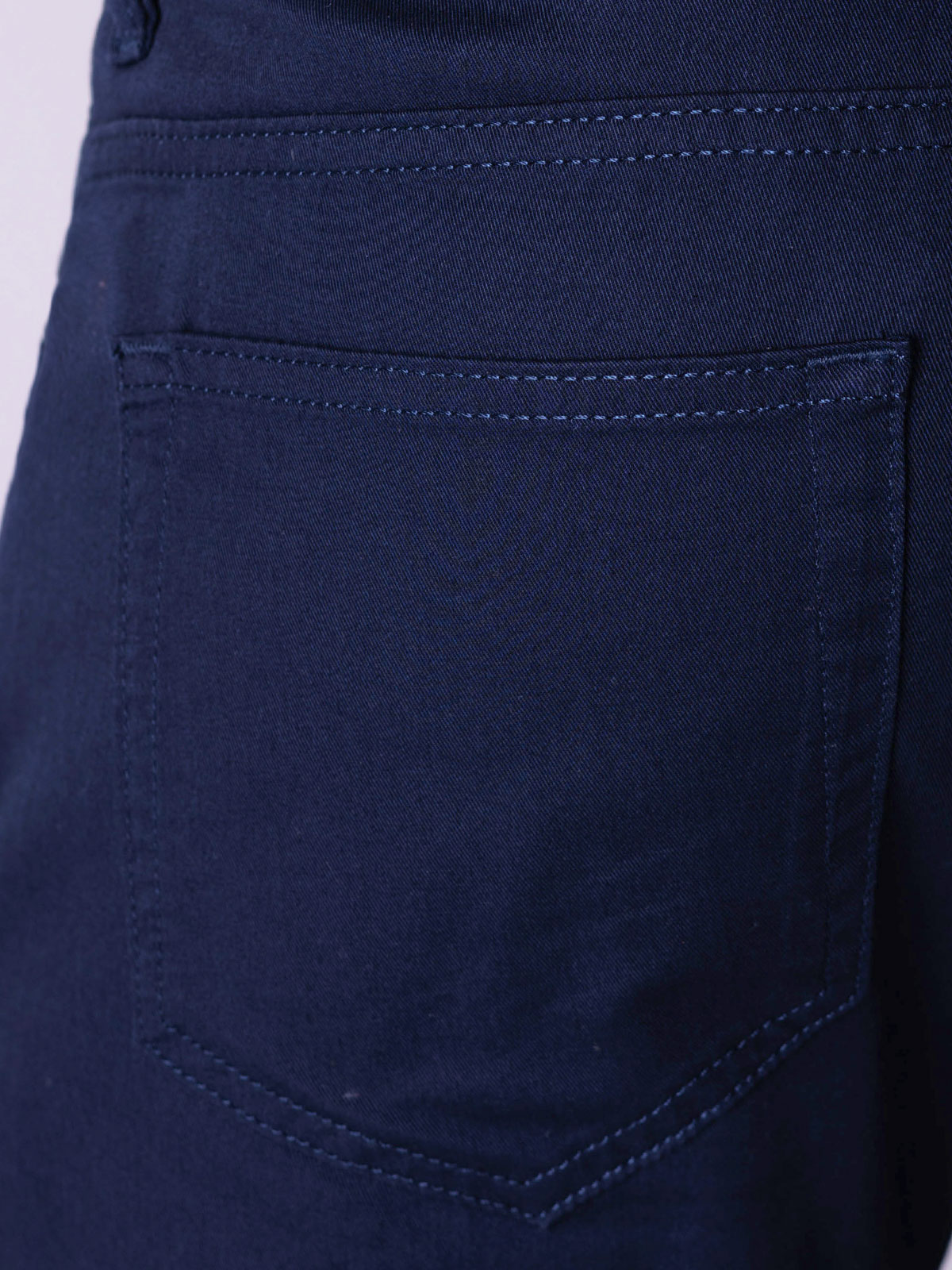 Pantaloni bleumarin cu cinci buzunare - 60301 € 66.37 img4