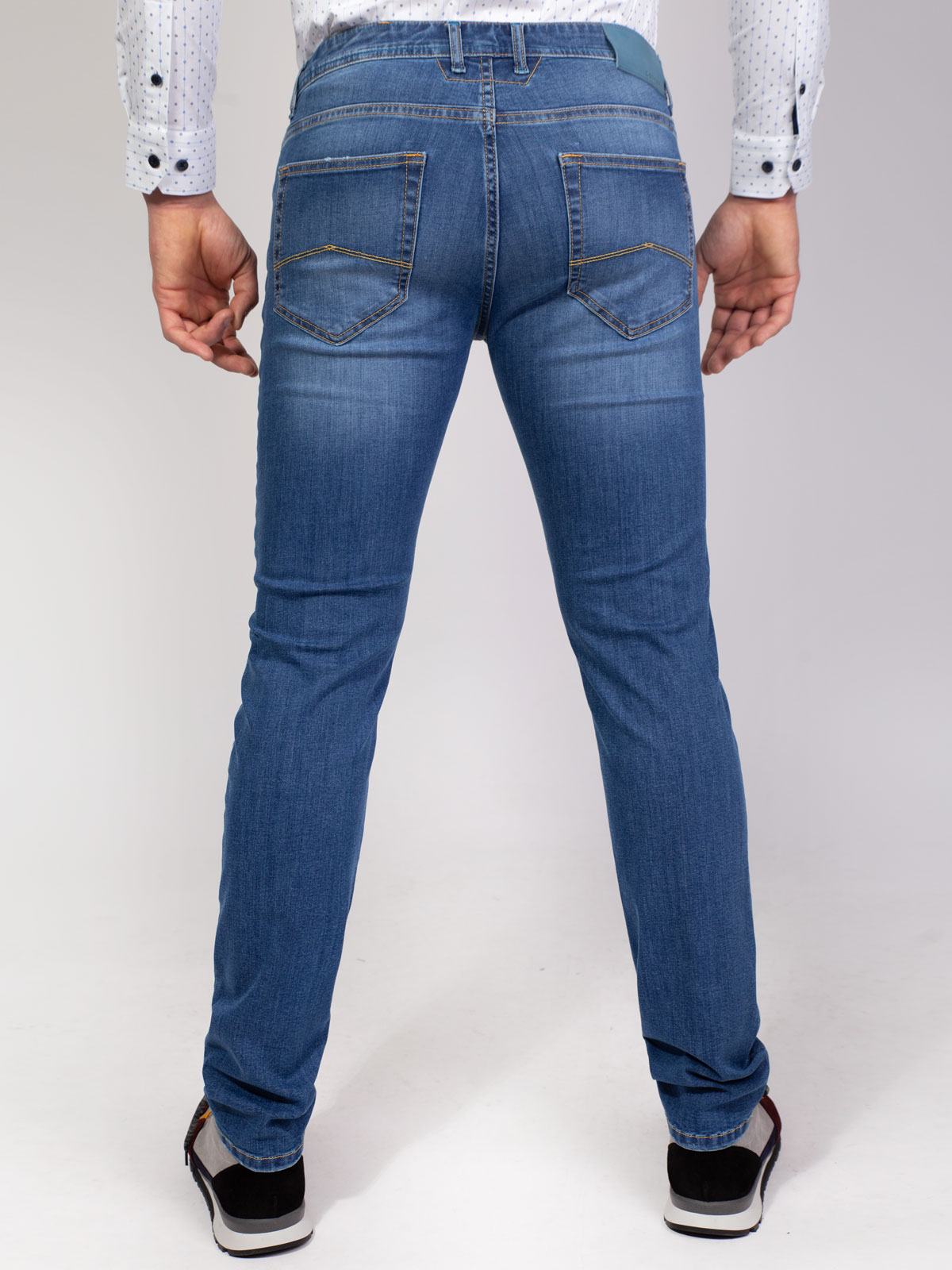 Jeans in light blue denim - 62149 € 35.99 img4