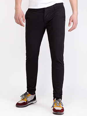 Μαύρο παντελόνι με εφαρμοστή σιλουέτα - 63314 - € 44.43