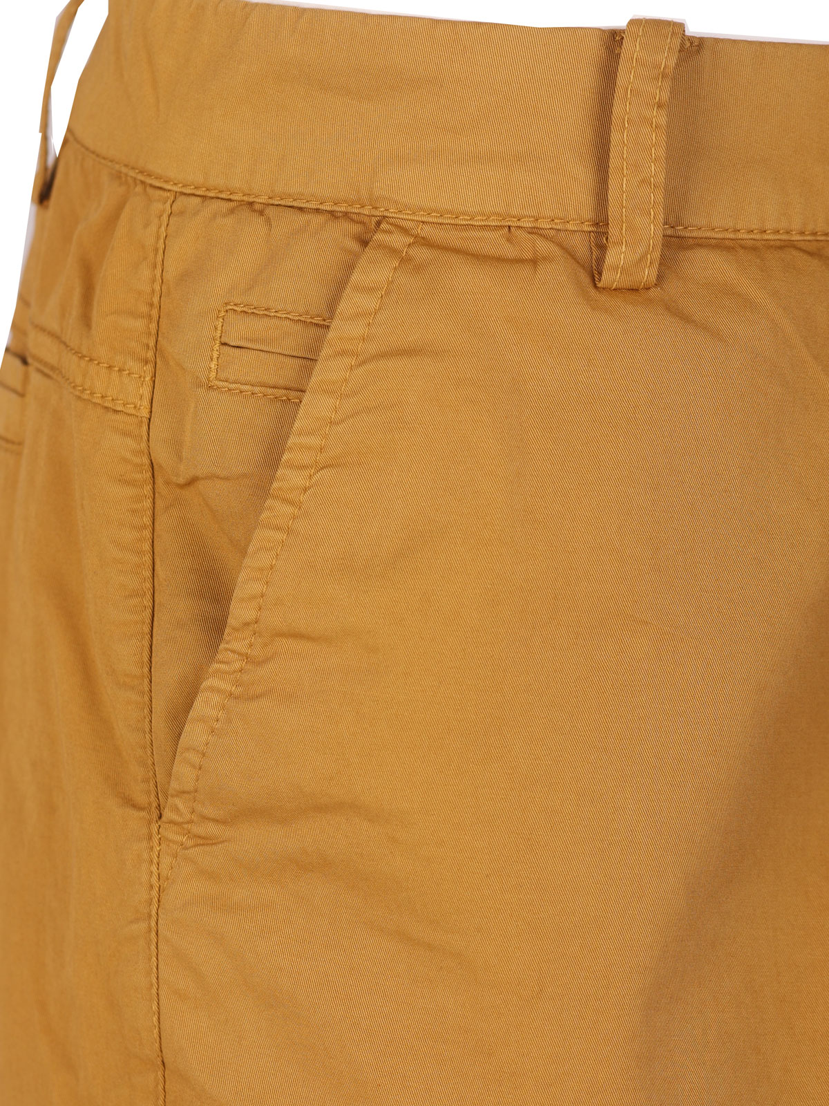 Pantaloni scurti de culoare mustar - 67094 € 43.87 img2