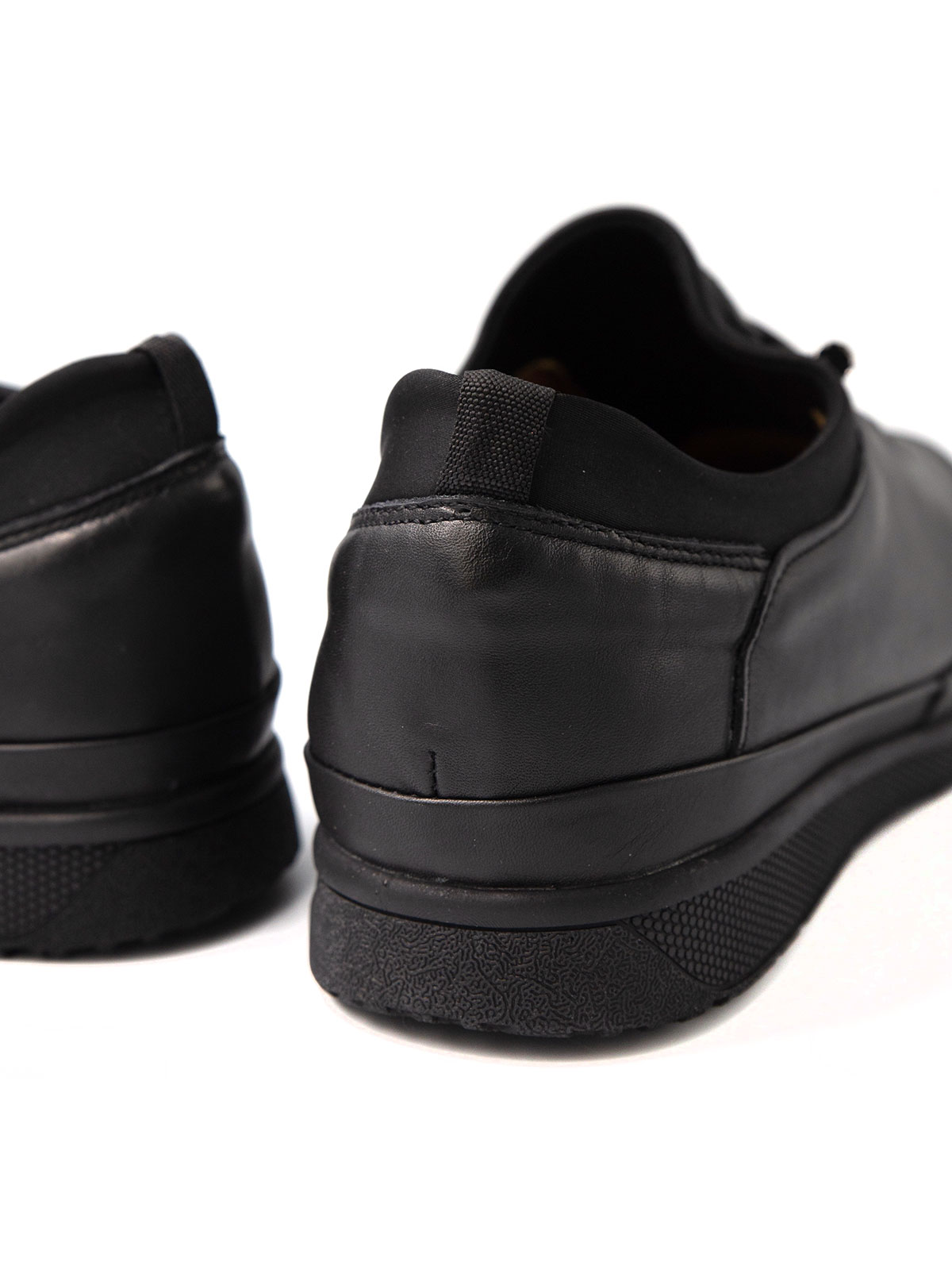 Μαύρα δερμάτινα παπούτσια με ελαστικά κο - 81095 - € 41.62 img4