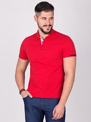 Μπλούζα σε κόκκινο χρώμα με χρωματικές - 93369 - € 15.75