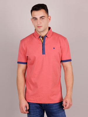 Tshirt in dark coral with a zipup coll - 94410 - € 32.62