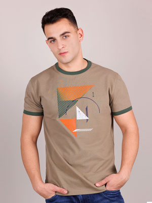 Μπλουζάκι με γραφικά print σε χακί - 95365 - € 23.62