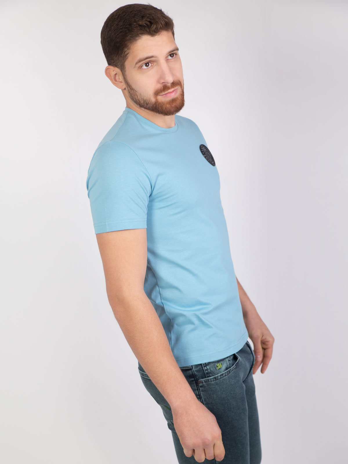 Light blue tshirt with a round patch - 96381 € 11.81 img2