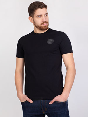 Μαύρη κοντομάνικη μπλούζα με σήμα - 96386 - € 23.62