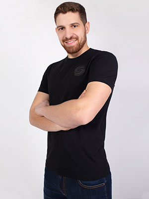 Μαύρη κοντομάνικη μπλούζα με σήμα - 96386 € 23.62 img2
