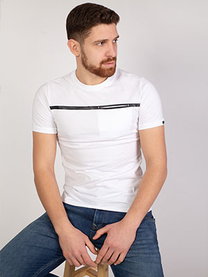Λευκό μπλουζάκι με μαύρη γραμμή στο μπρο - 96388 - € 12.37