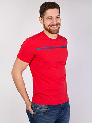 Κόκκινο μπλουζάκι με μπλε στάμπα - 96389 - € 21.93