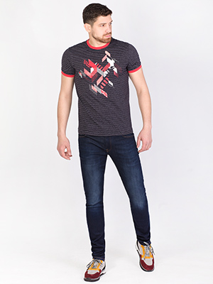 item:Μπλουζάκι σε μαύρο χρώμα με έντονο κόκκι - 96404 - € 23.62