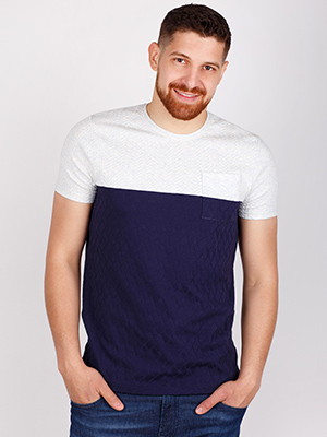 Δίχρωμο μπλουζάκι με τσέπη - 96416 - € 16.31