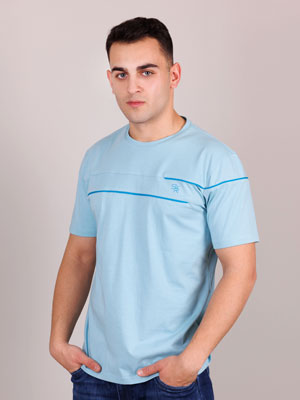 Μπλουζάκι σε γαλάζιο χρώμα με λογότυπο - 96454 - € 21.93