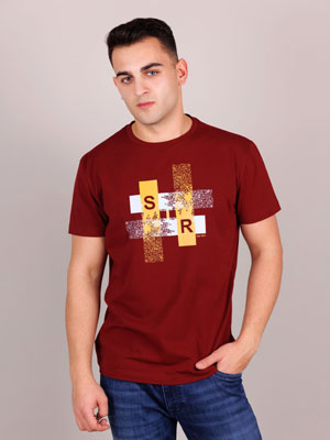 Μπλουζάκι σε μπορντό χρώμα με στάμπα - 96460 - € 23.62