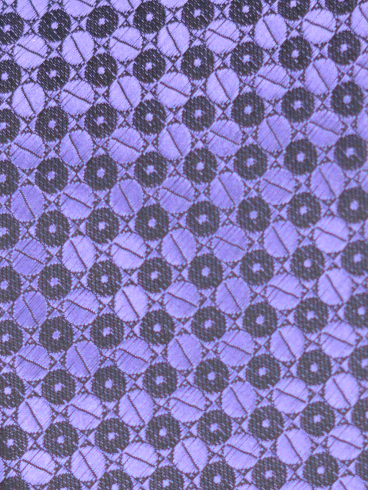 Лилава вратовръзка с черни кръгове