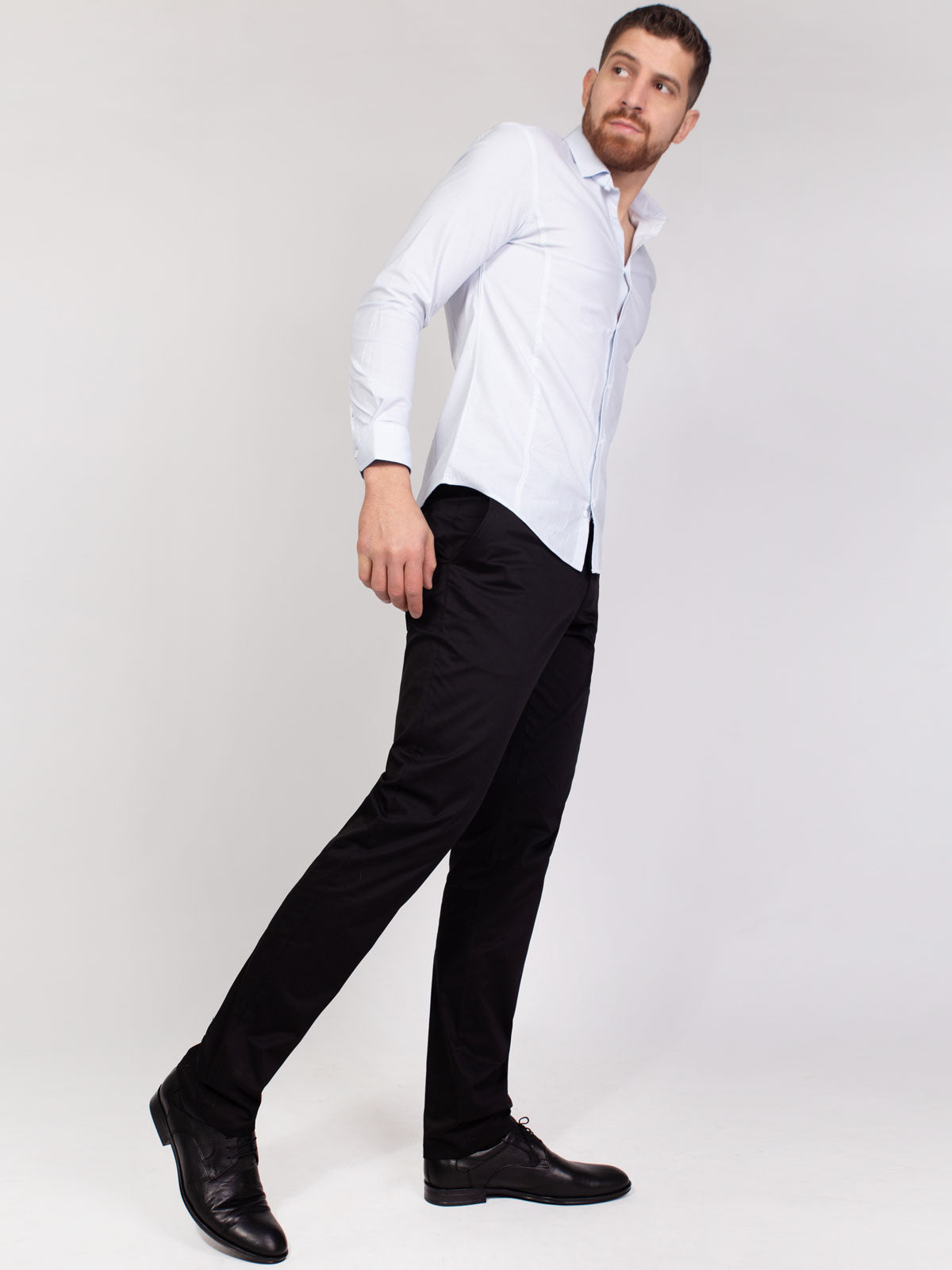 Бяла риза на ситни светло сини точки