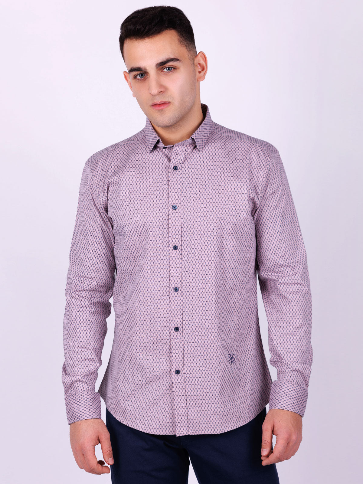 Риза в светло лилаво с фигури