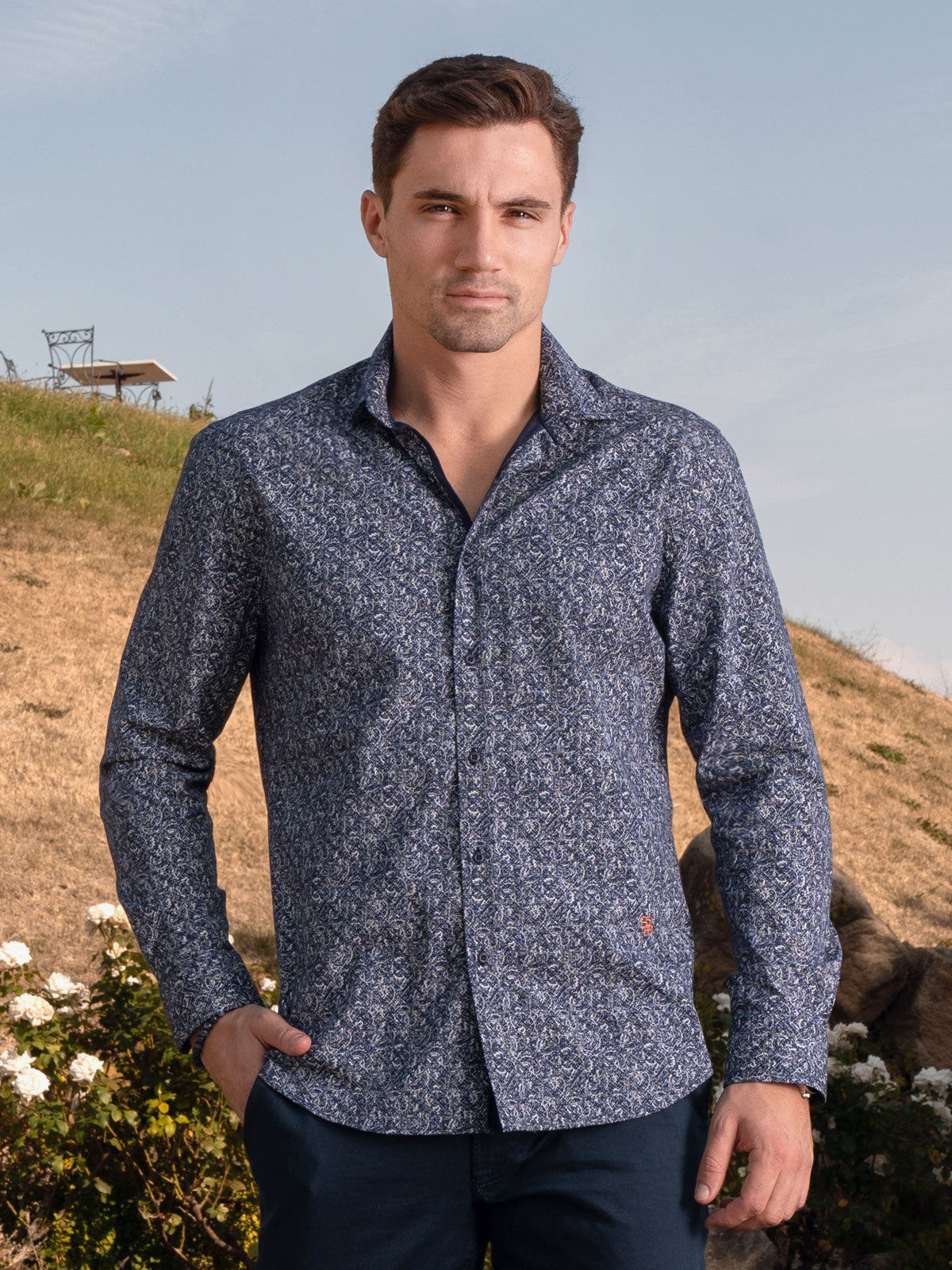 Риза в тъмно синьо с фигури