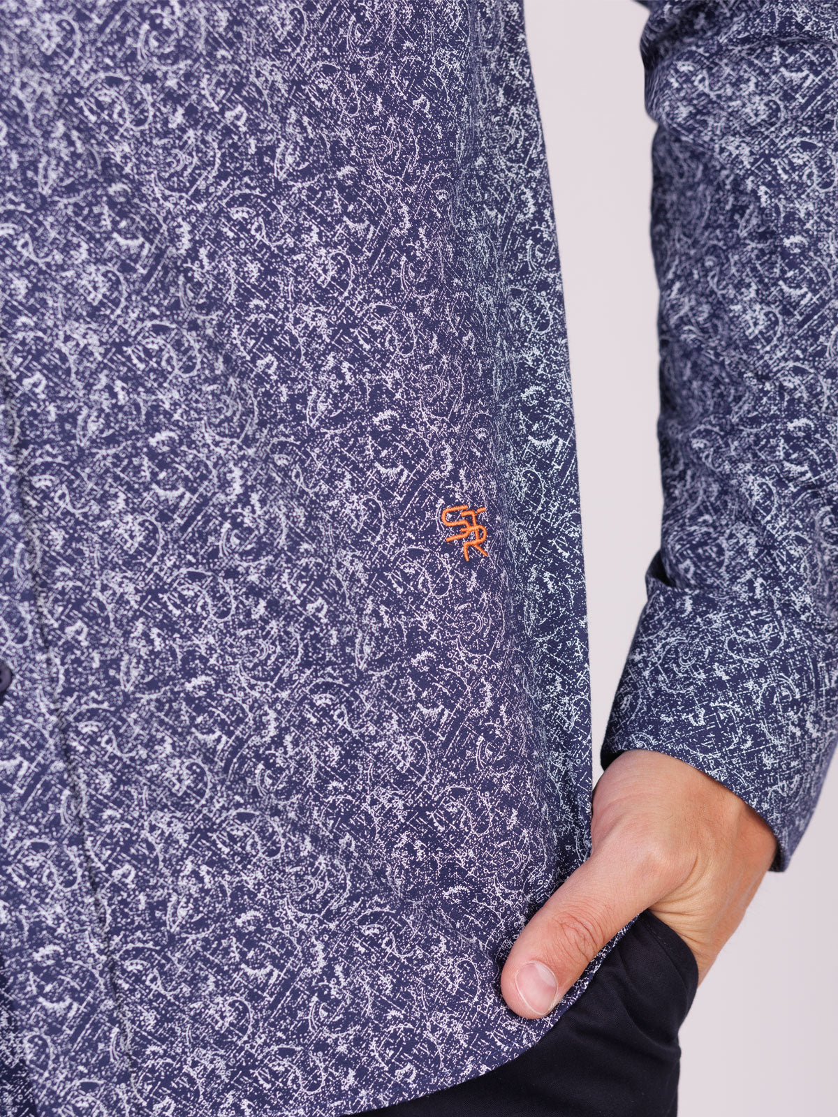 Риза в тъмно синьо с фигури