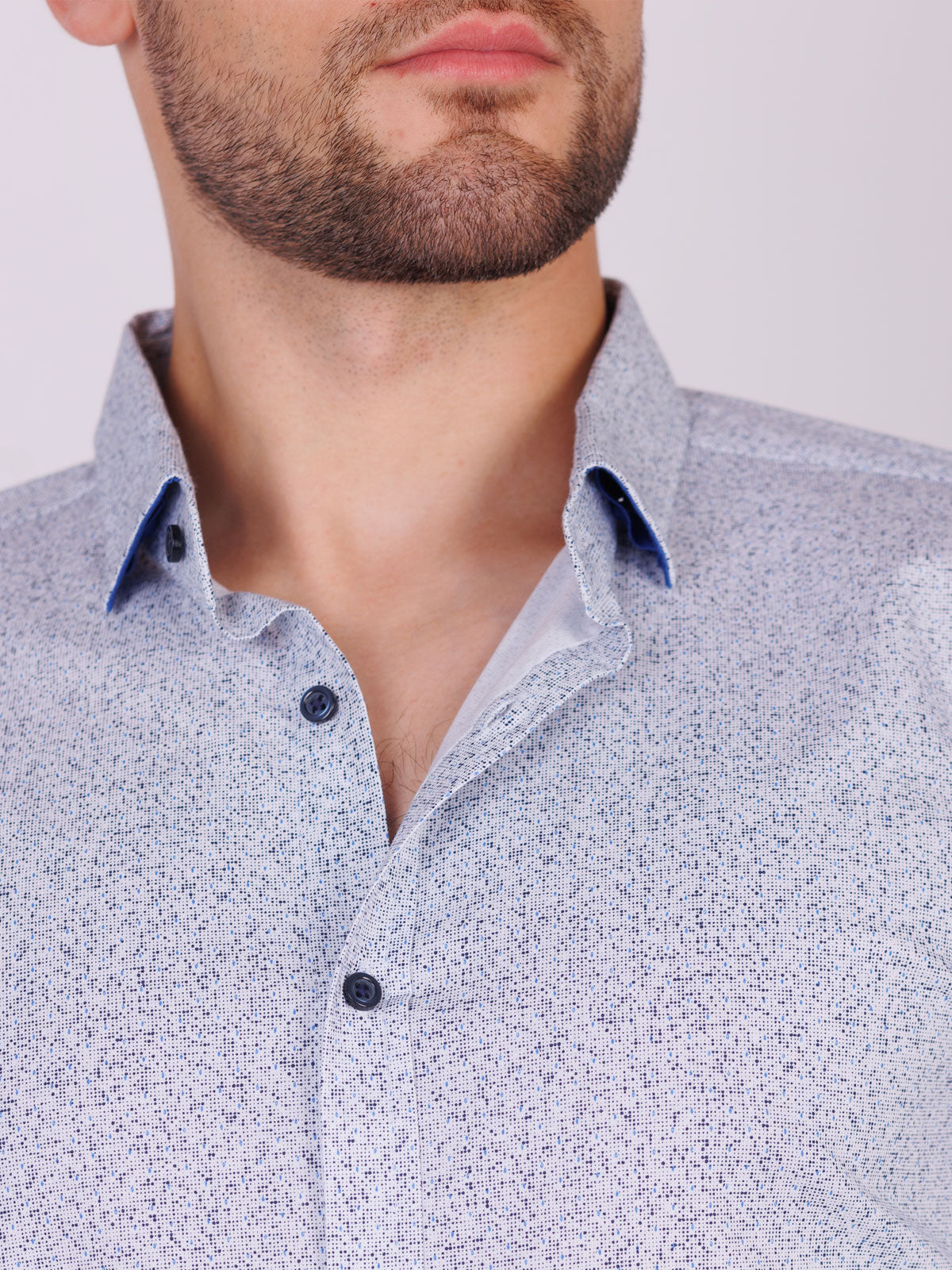 Риза в бяло с ефектен принт