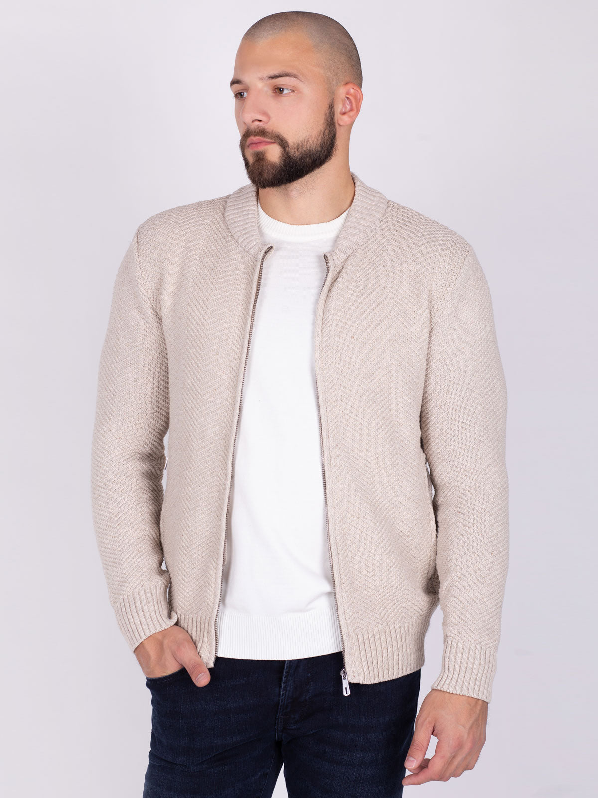 Жилетка в бежово с едра плетка