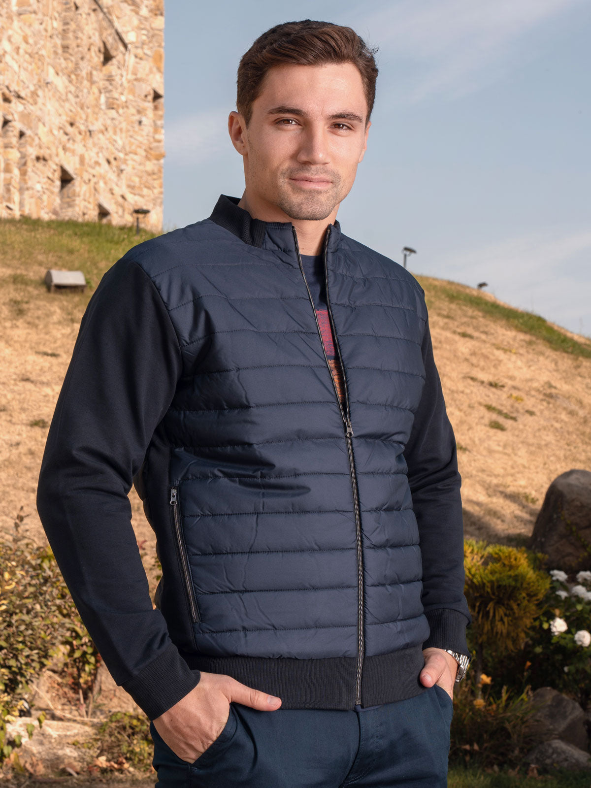 Тъмно син капитониран суитшърт