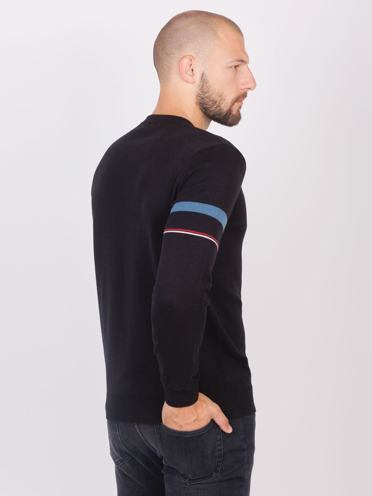 Блуза в черно с ленти на ръкава