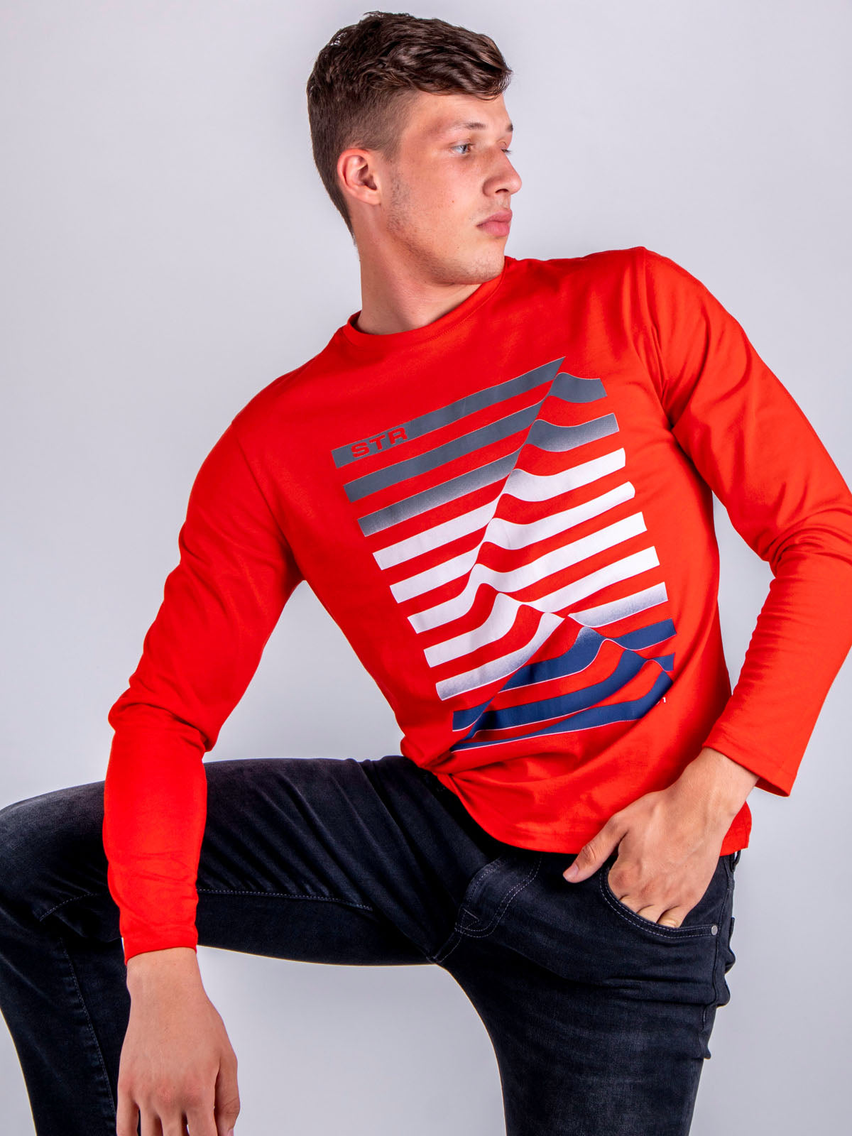 Блуза в червено с трицветен печат