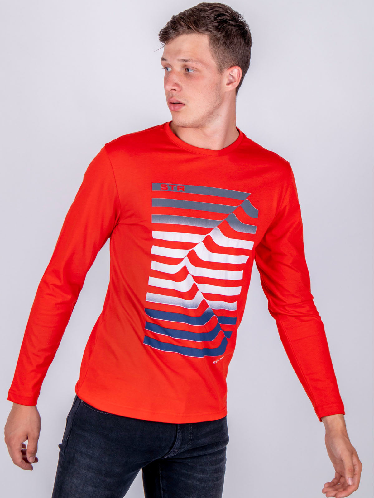 Блуза в червено с трицветен печат