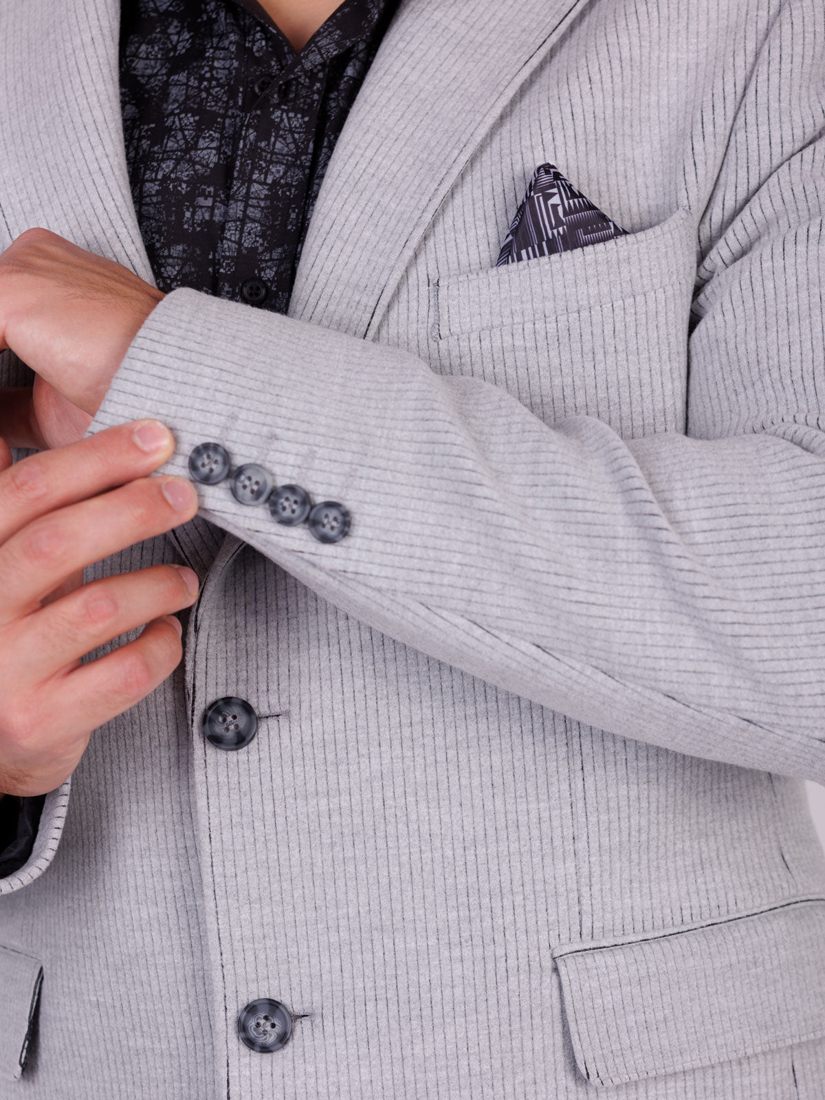 Мъжко сако в светло сиво