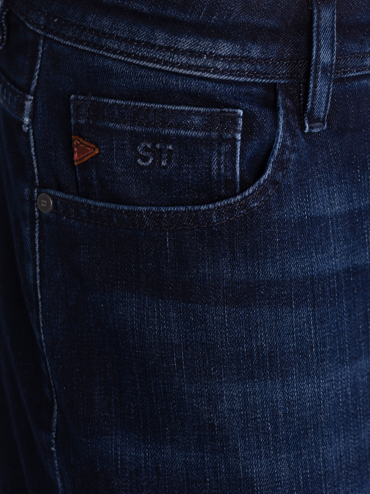 Вталени дънки в тъмно син деним