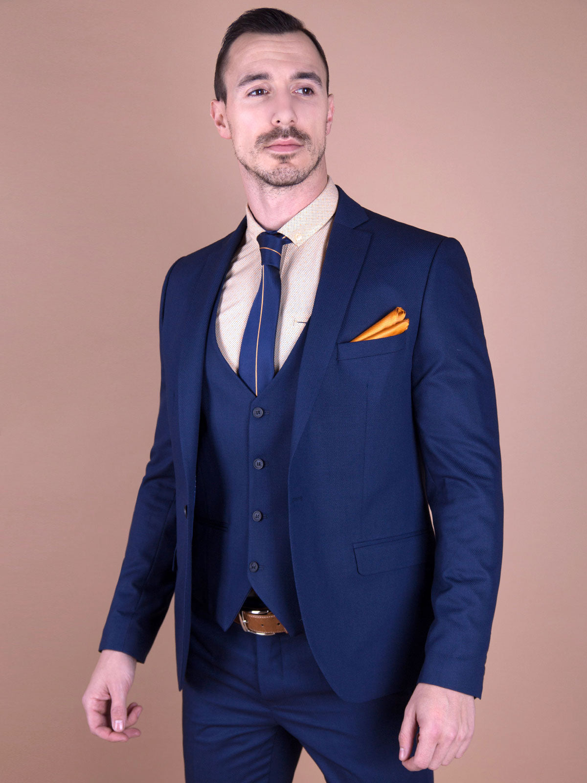 Класическо сако в тъмно синьо