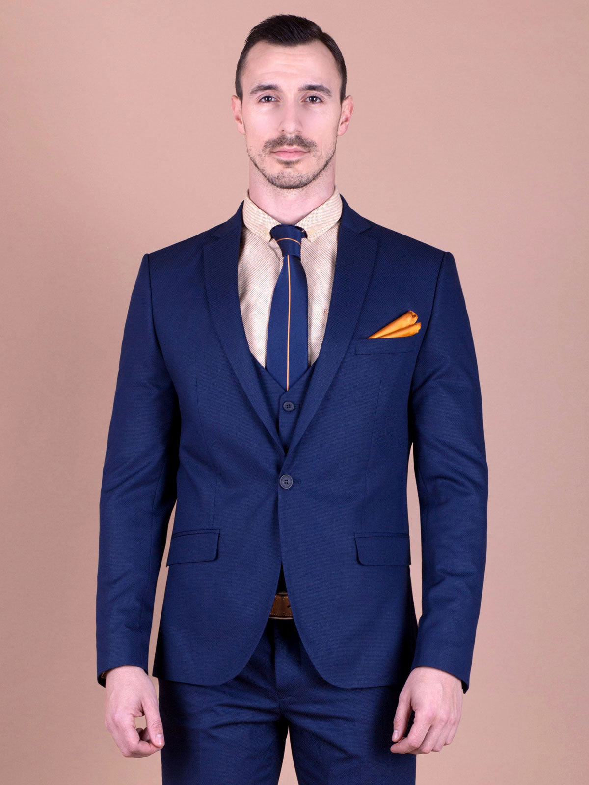 Класическо сако в тъмно синьо