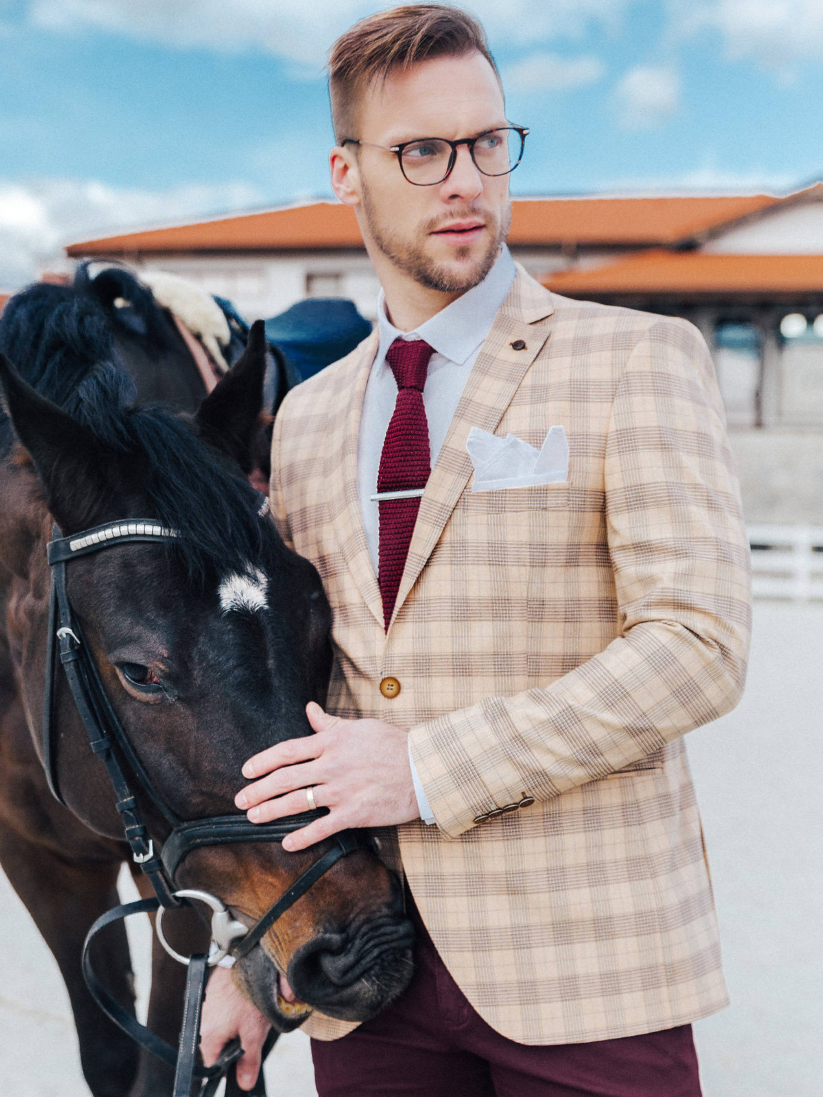 Бежово сако на каре