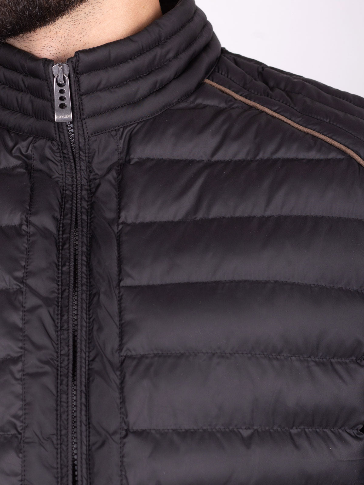 Черно късо капитонирано яке