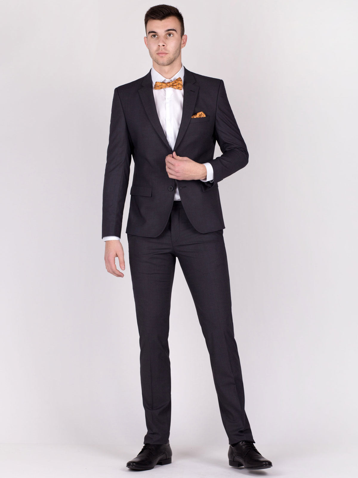 Елегантен мъжки костюм