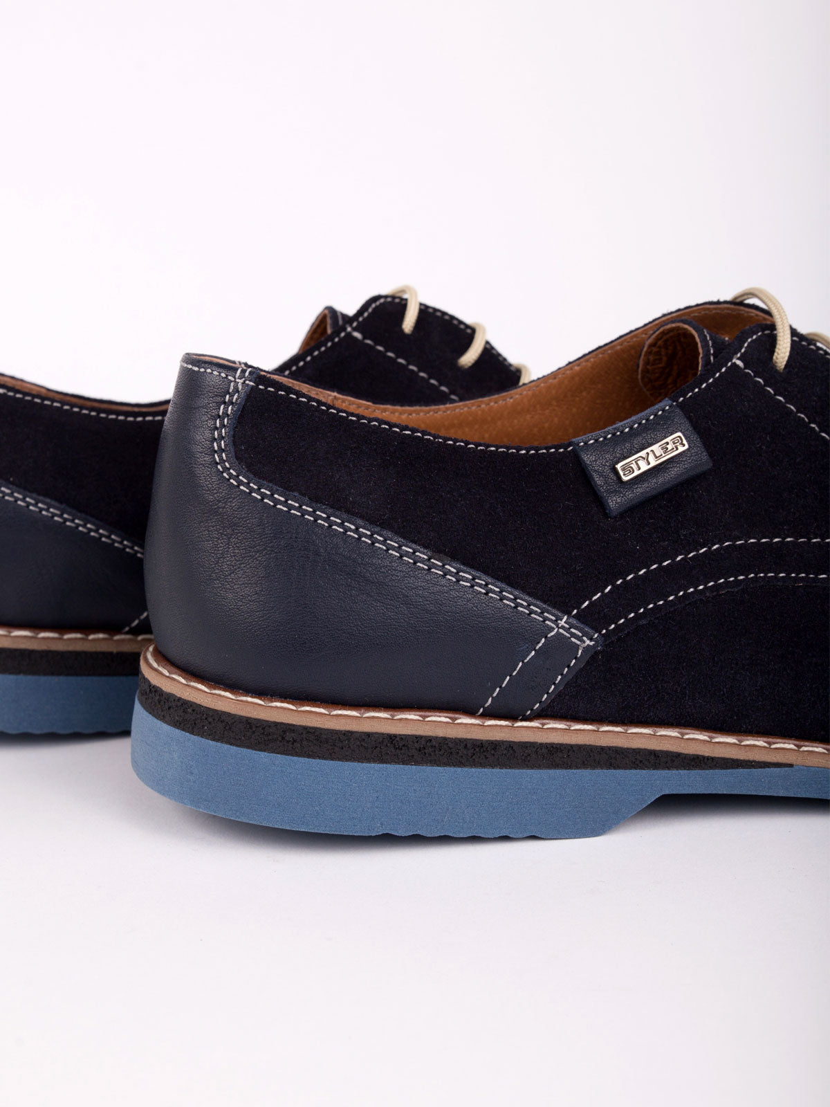 Велурени обувки с кожен акцент