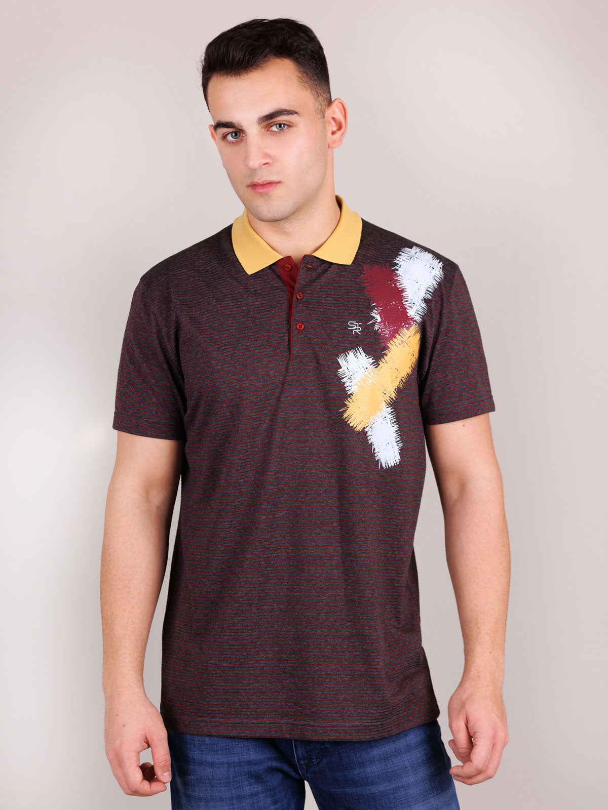 Тениска с жълта яка и печат