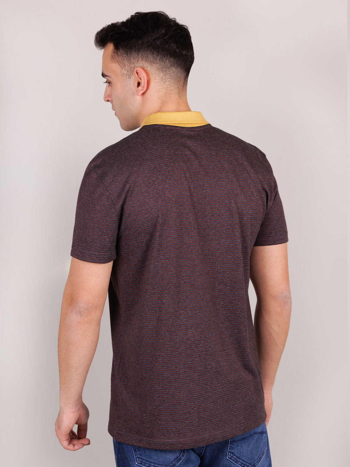 Тениска с жълта яка и печат