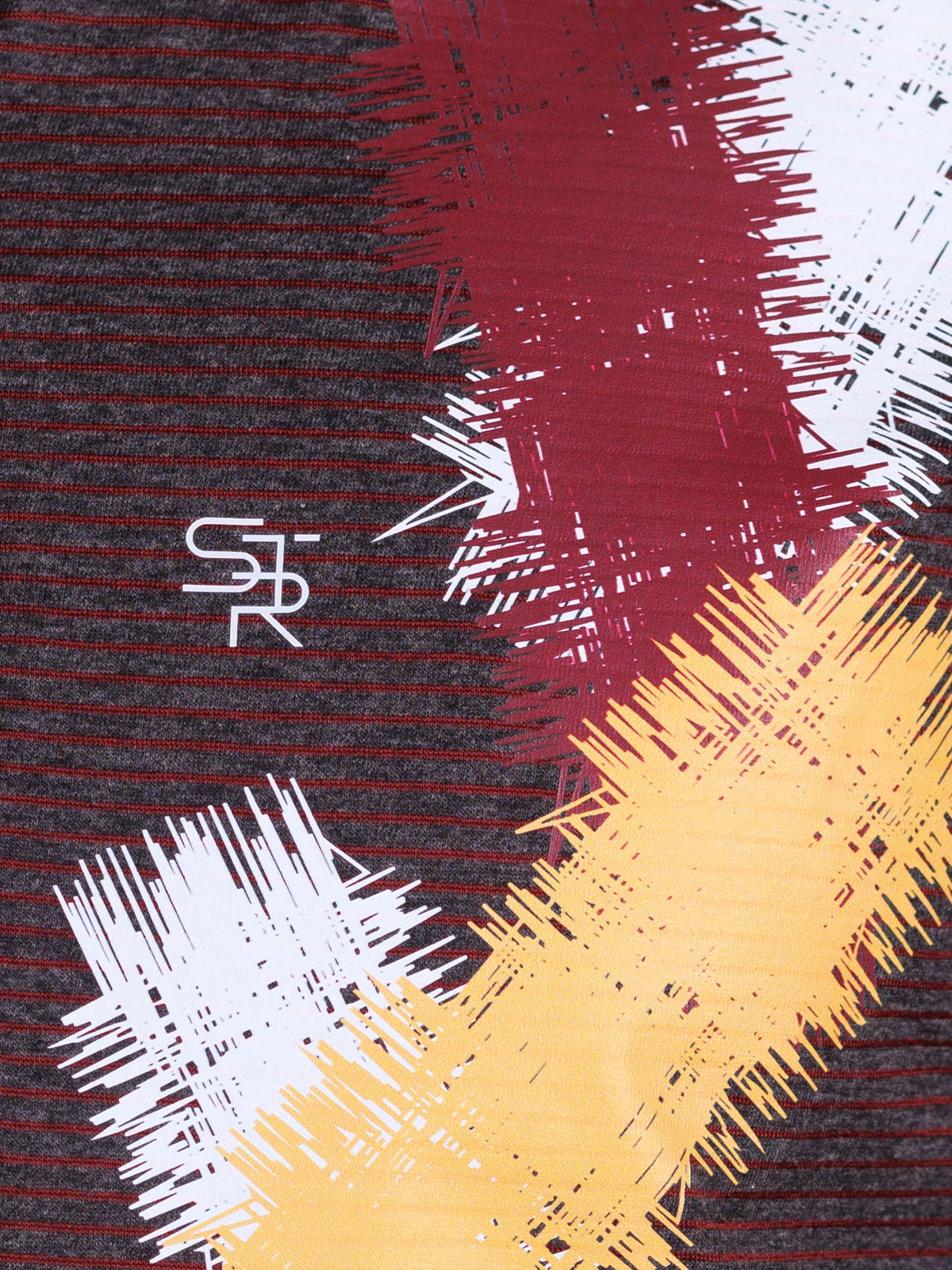 Тениска с жълта яка и печат