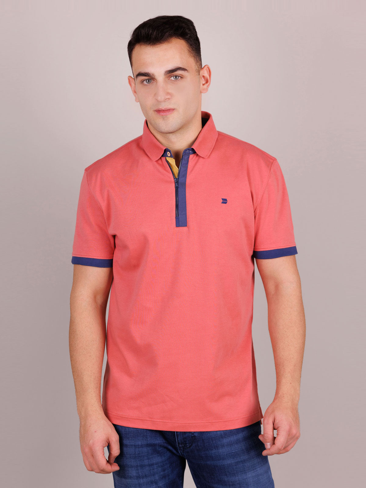 Тениска в тъмен корал и яка с цип