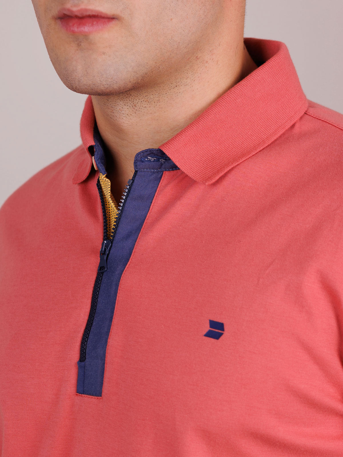 Тениска в тъмен корал и яка с цип