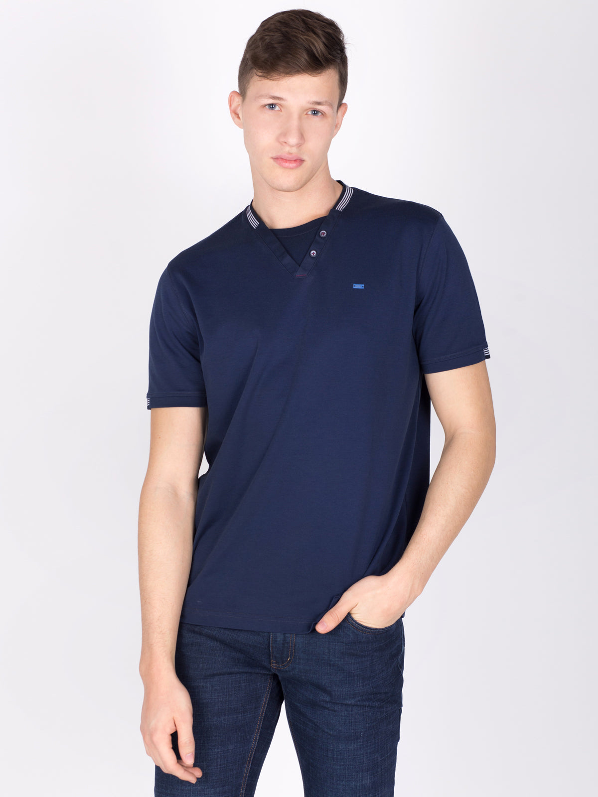 Блуза в тъмно синьо с ефектно деколте