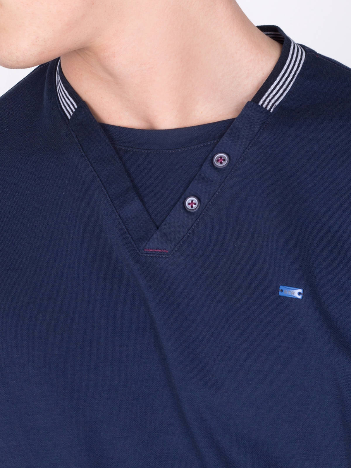 Блуза в тъмно синьо с ефектно деколте