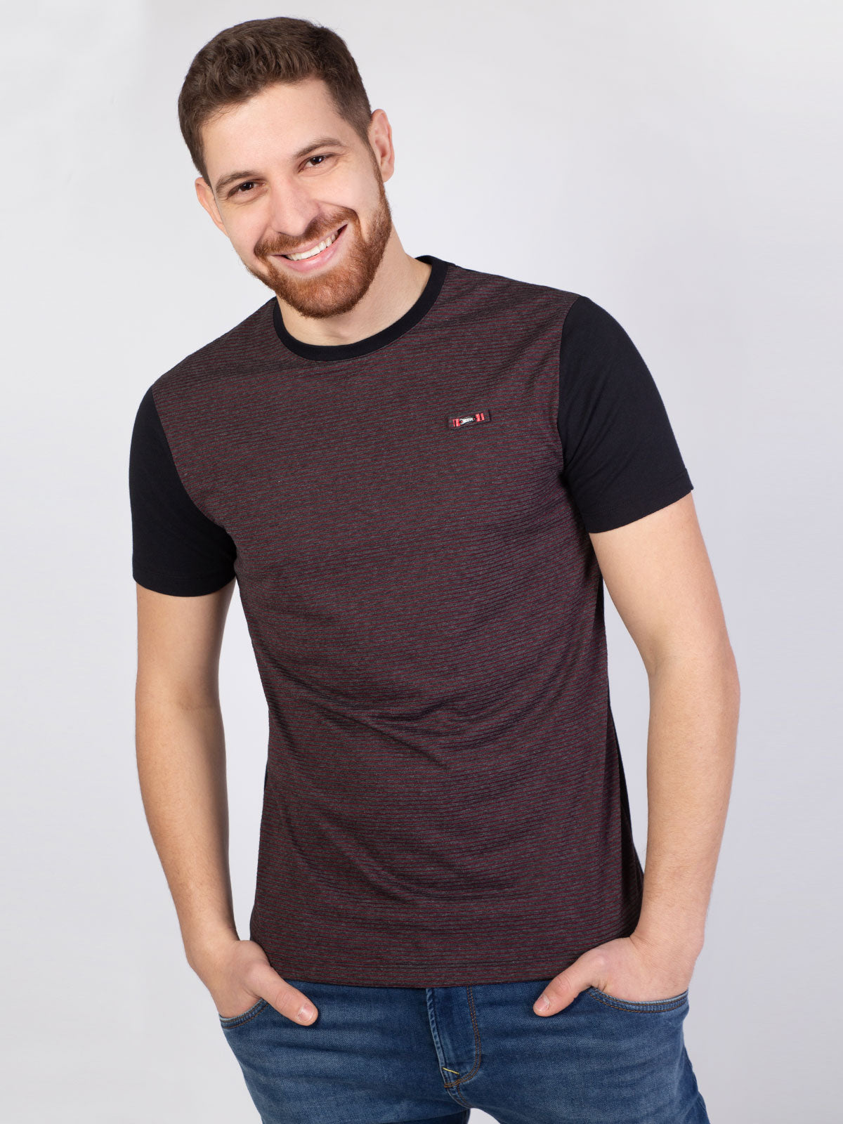 Черна тениска отпред на райе в бордо