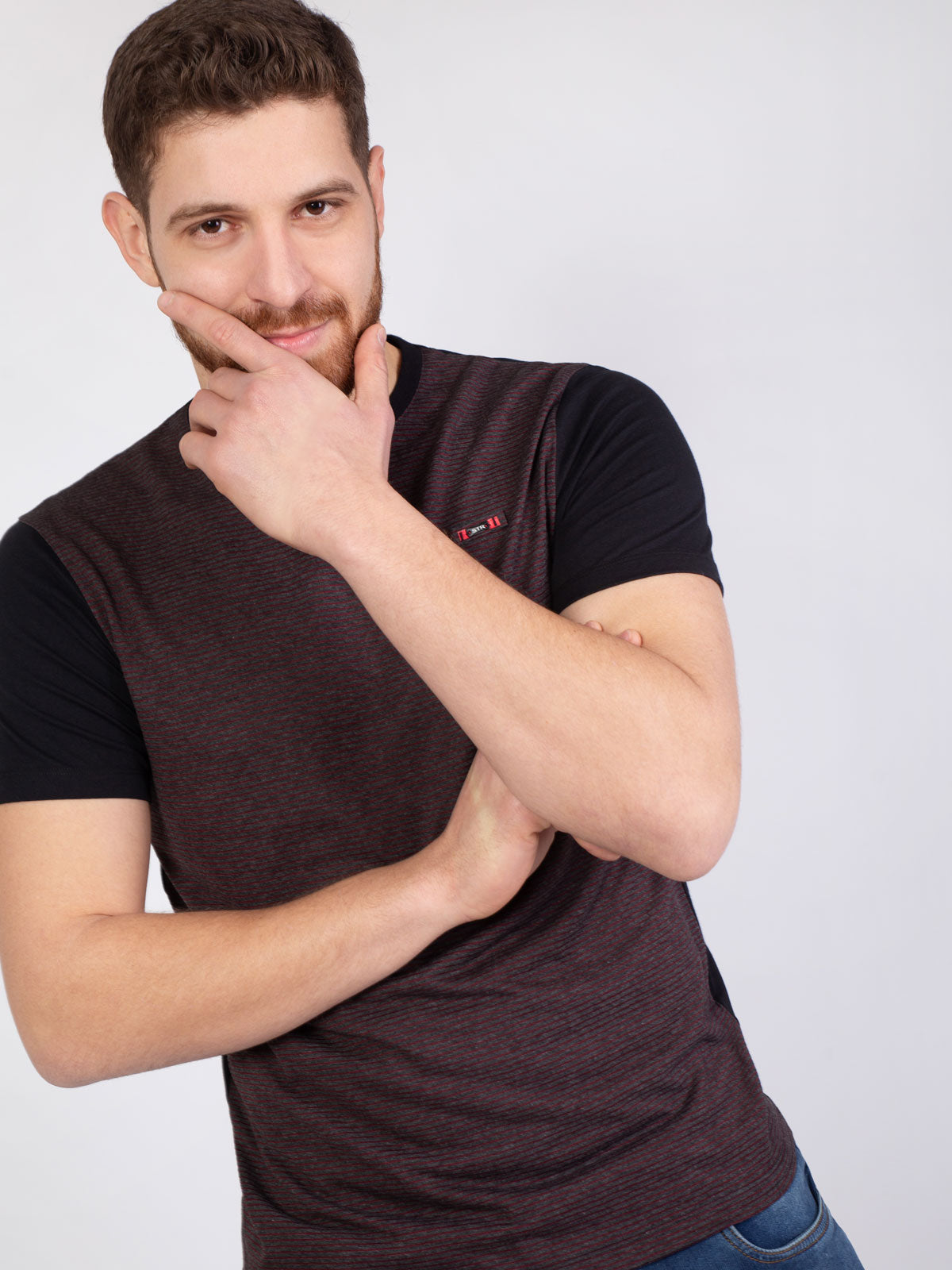 Черна тениска отпред на райе в бордо