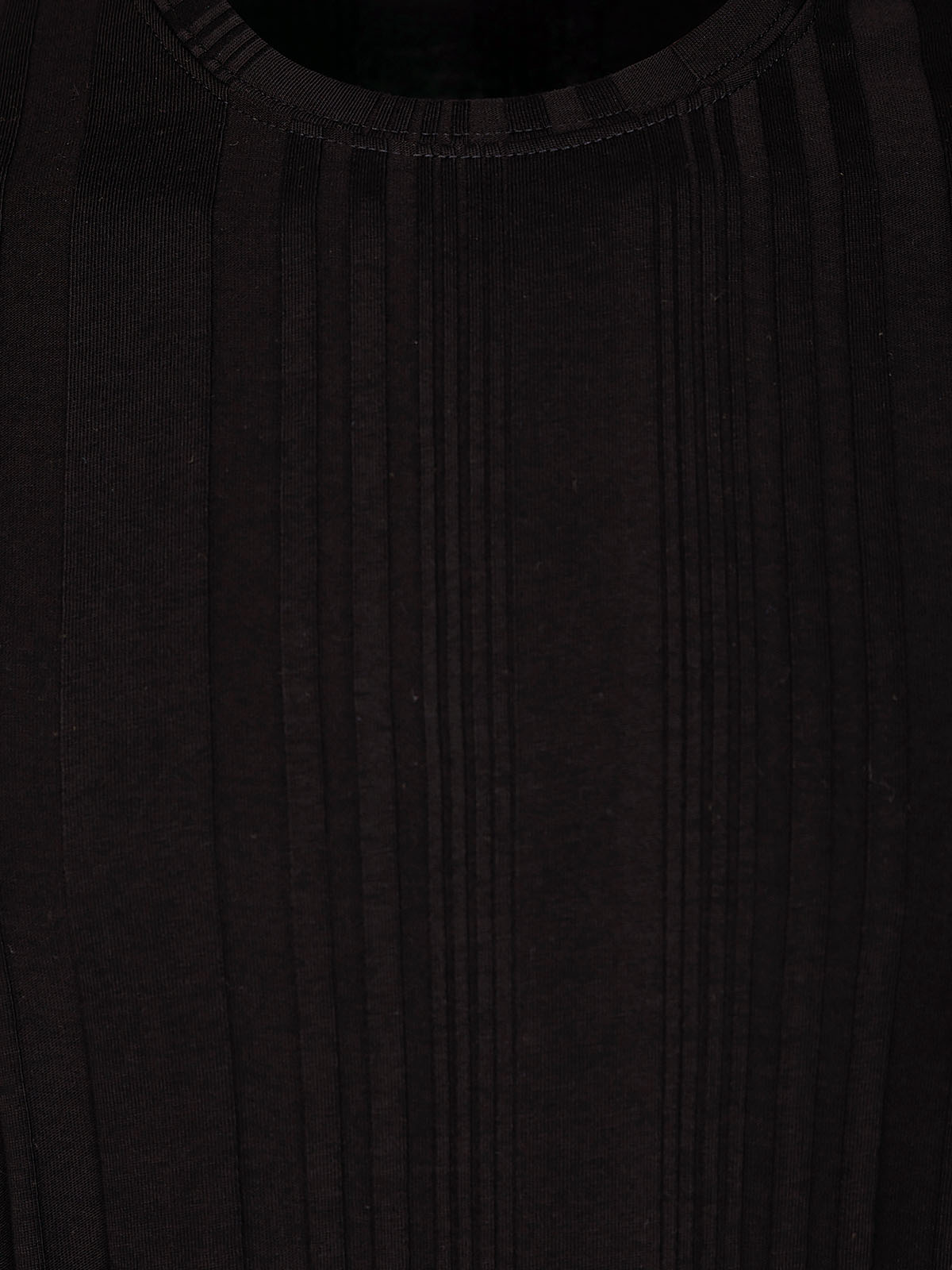 Тениска в черно от релефен плат